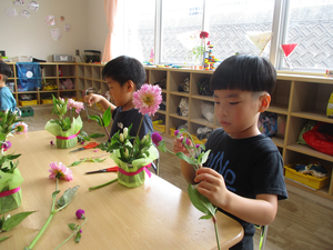 生け花教室をしている写真