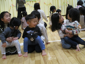 異年齢でお別れ会をしている写真