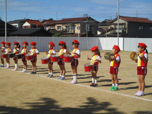 太鼓をたたいている写真