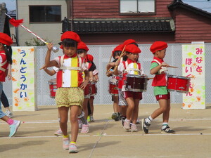 太鼓をたたいている写真