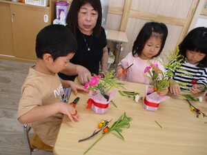 生け花教室をしている写真