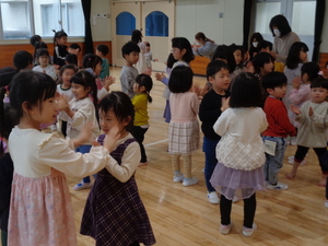 異年齢でお別れ会をしている写真