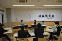 写真：金城大学での議会報告会の様子