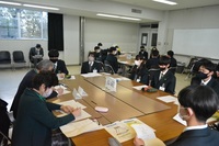 写真：石川県立翠星高等学校での議会報告会の様子