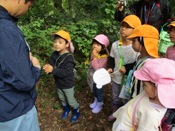 丸山公園でネイチャーゲームに挑戦している子ども達