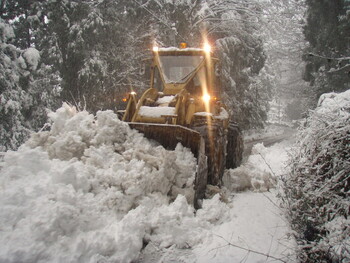 写真：作業中の除雪車