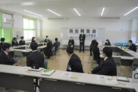 写真：松任高等学校での議会報告会の様子