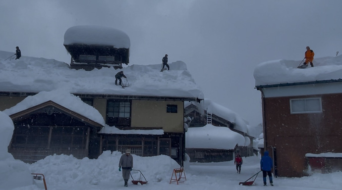 屋根雪下ろし