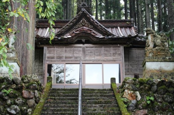 杉森白山神社拝殿の正面写真