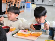写真：食事する児童2