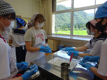 写真：鳥越中学校訪問　白玉づくり