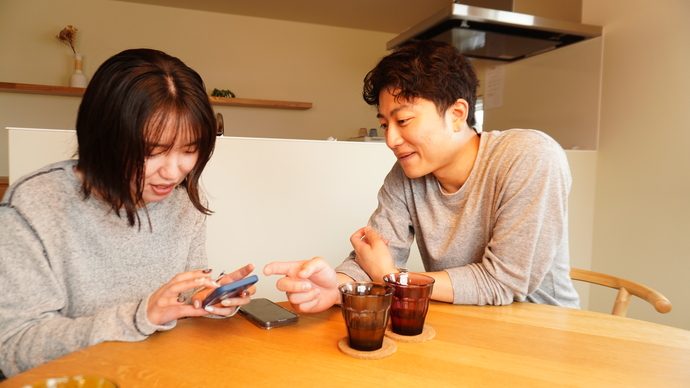 写真：雑談する二人