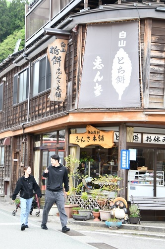 写真：白峰地域を散策する二人