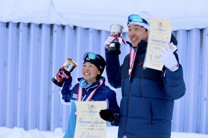 二人で受賞する写真