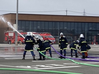 写真：放水訓練をする北消防団