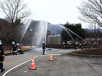 写真：放水訓練をする南消防団