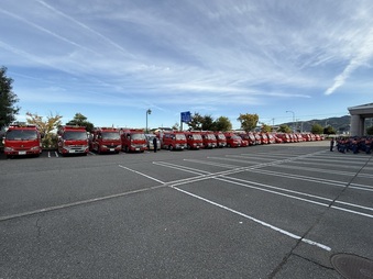 写真：並ぶ消防車