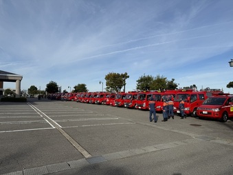 写真：並ぶ消防車