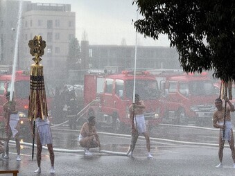 写真：一斉放水の様子