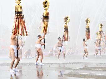 写真：一斉放水の様子