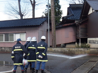 富樫郷八幡神社にて放水訓練をする様子