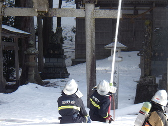 吉野神社にて放水訓練をする様子