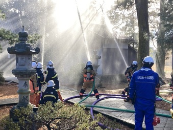 出城八幡宮にて放水訓練をする様子