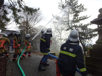 米光白山神社にて放水訓練をする様子