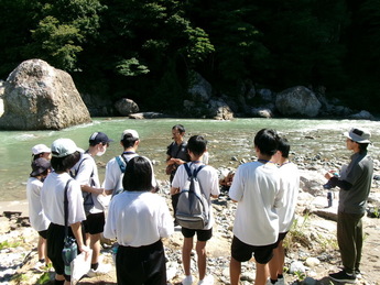 活動の様子　中流域