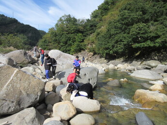 活動の様子　白峰の河原