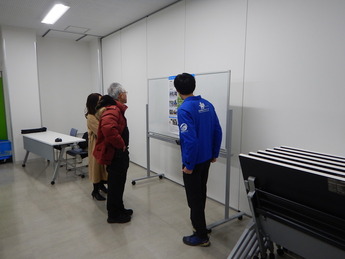 ポスターを見学する参加者