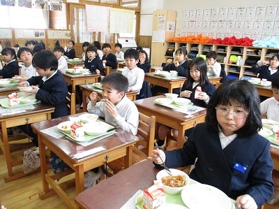 給食を食べる子どもたち