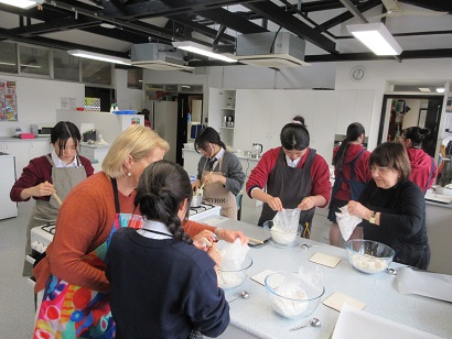 写真：料理をしている写真