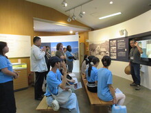 写真：白山ろく民俗資料館　お話を聞く