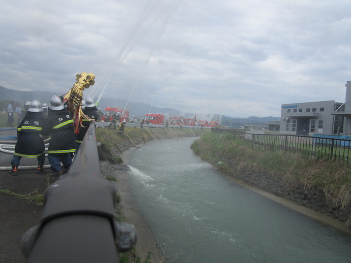 一斉放水の様子