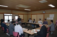 写真:加賀野地区での議会報告会の様子