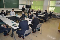 写真:松任高校での議会報告会の様子