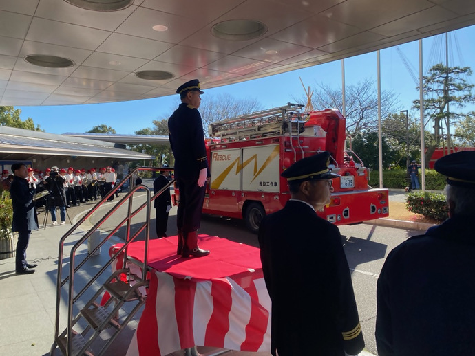 ポンプ車による車両行進