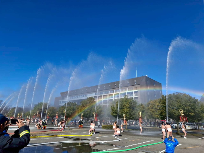 一斉裸放水の様子