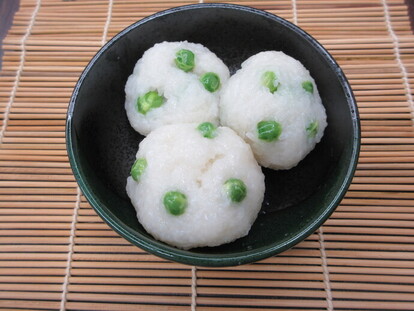 写真:グリーンピース団子