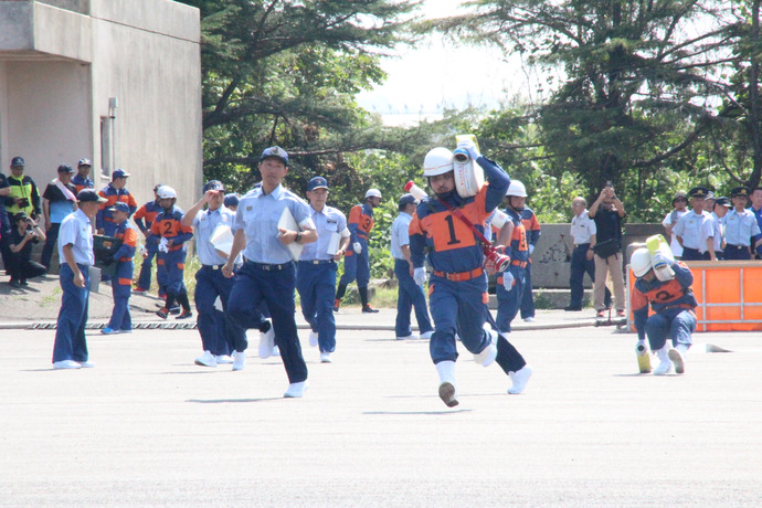 写真:鶴来分団の操法の様子