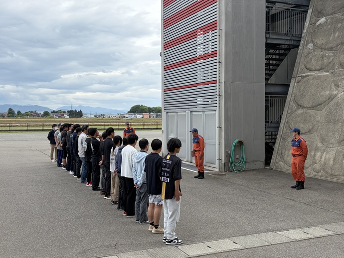 写真:新入団員が訓練を行う様子