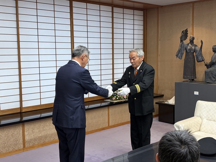 写真:辞令交付式の様子(南消防団)
