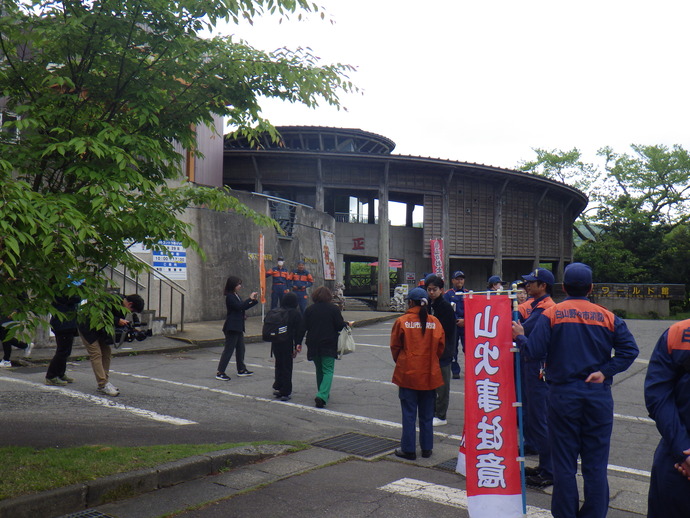 写真:市民へ啓発する様子(南消防団)