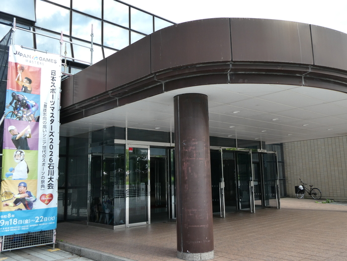 松任総合運動公園体育館前に掲出された懸垂幕