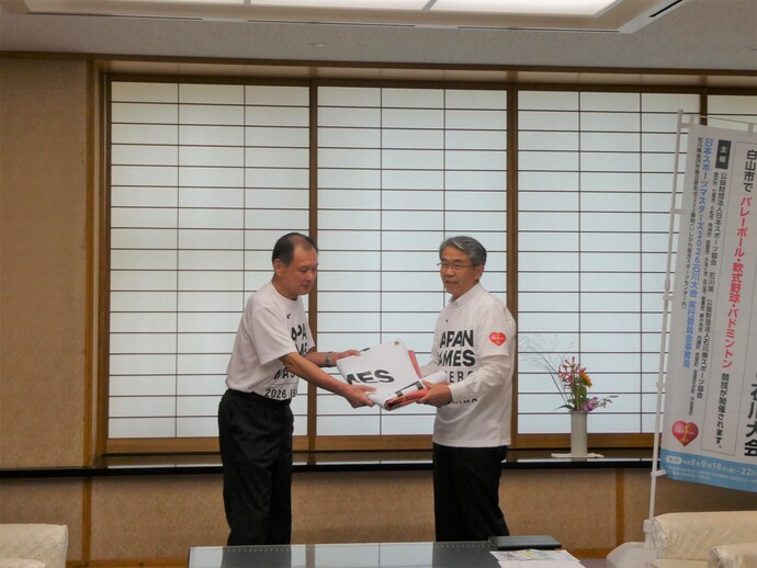 実行委員会森山事務局長より田村市長へ懸垂幕が引き継がれました。