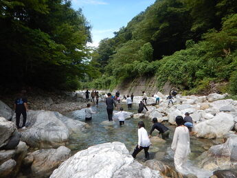写真　沢歩き