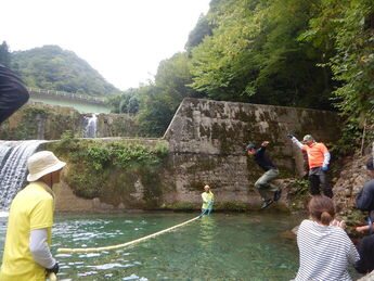 写真　岩場から飛び込み